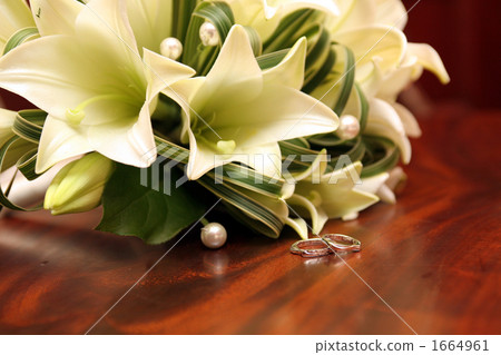 儀式前的花束和結婚戒指 儀式前的花束和結婚戒指 1664961