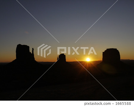 Dawn of Monument Valley, which is said to be the best sunrise in the world 1665588