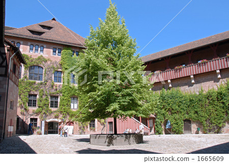 Courtyard of Nürnberg / Kaiserburg castle 1665609