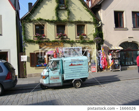 Rothenburg街道和三輪卡車在德國 Rothenburg街道和三輪卡車在德國 1666026