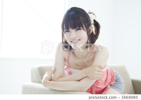 一個年輕女子在沙發上放鬆 一個年輕女子在沙發上放鬆 1668060