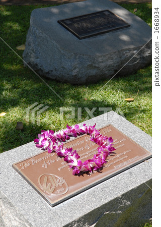 Tombstone and Lei 1668934