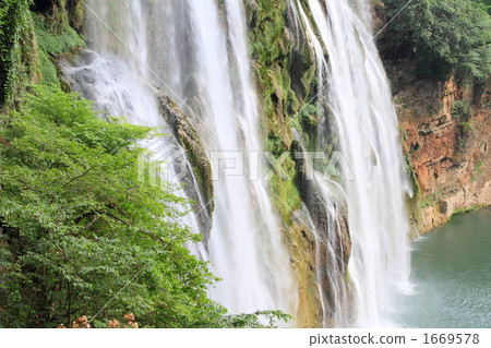 Yellow Fruit Falls Waterfall (China's Guizhou Province) Yellow Fruit Falls Waterfall (China's Guizhou Province) 1669578