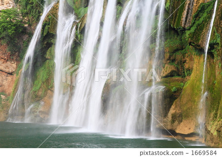 Yellow Fruit Falls Waterfall (China's Guizhou Province) Yellow Fruit Falls Waterfall (China's Guizhou Province) 1669584