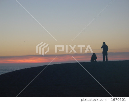 Sunset father child child mother coast sea California 1670301