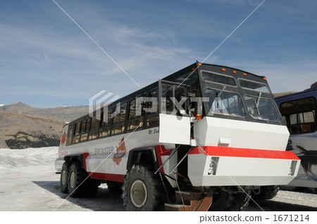 Columbia Icefield snow coach 1671214