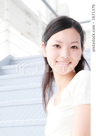 Women sitting on the stairs 1671376