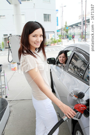 Two people refueling 1671387