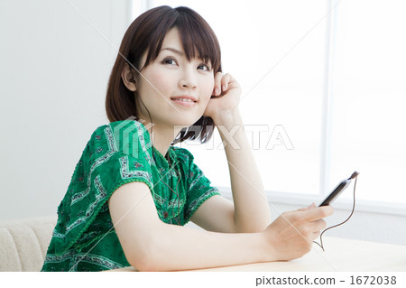 一個年輕的女人,聽聽音樂 一個年輕的女人,聽聽音樂 1672038