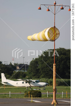 風向燈和飄帶在機場 1673161