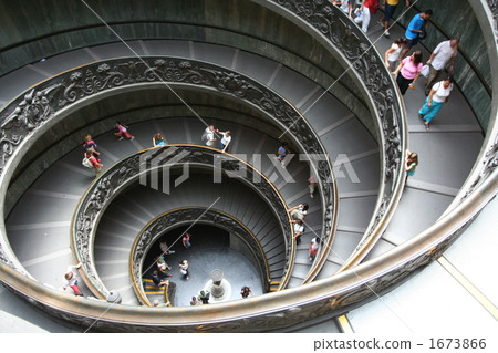 （法國）巴黎盧浮宮博物館的螺旋坡 1673866