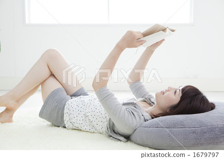 一位躺下來讀書的女士 1679797