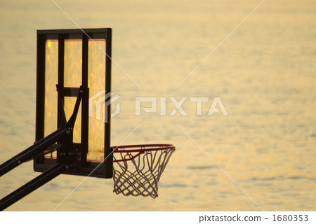 Sea-level background backboard and basket 1680353