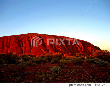 艾爾斯岩石的絕妙的看法有美好的明亮的紅色日出的 1681250