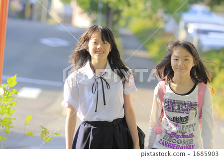 姐姐在學校上學 1685903