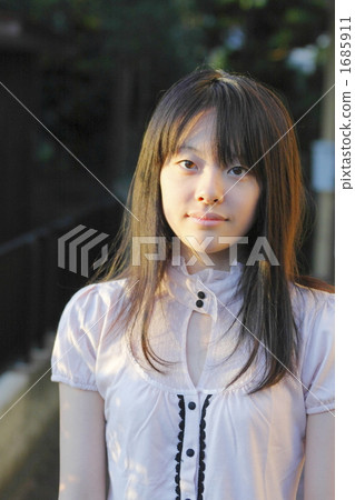 假裝面對鏡頭的女孩 1685911