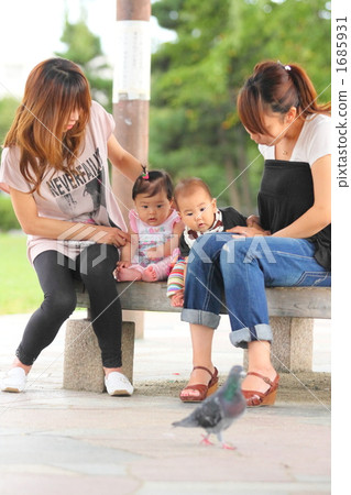 看著過去鴿子過去的嬰兒 1685931