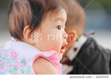 Baby's up staring at mama outside the screen 1685939