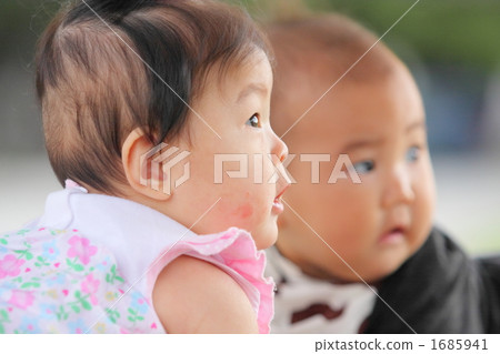 Up of babies looking at moms outside the screen Up of babies looking at moms outside the screen 1685941