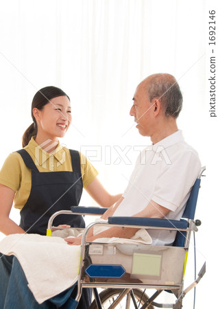 乘坐輪椅的資深和幫手 1692146
