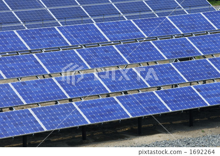 與太陽能電池板的景觀 1692264