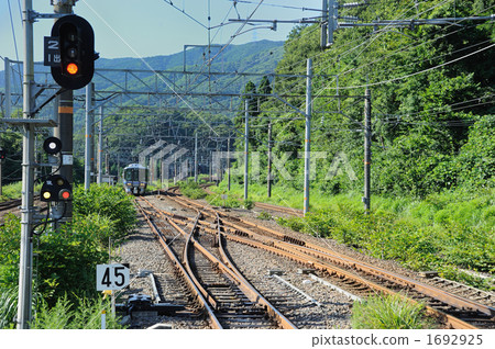 北陸本線近江汐留站下車路線上的火車 北陸本線近江汐留站下車路線上的火車 1692925