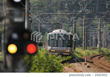 從逃生線進入北陸本線近江鹽津站的223系列特快列車 從逃生線進入北陸本線近江鹽津站的223系列特快列車 1692942