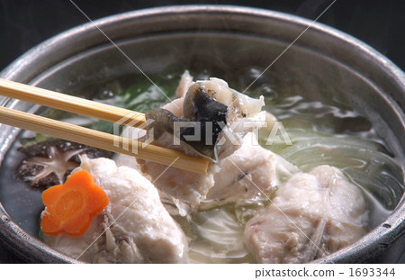 鍋裡煮好的食物 用鍋烹飪 煮河豚 1693344
