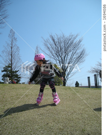 Elementary school student to roller skate Elementary school student to roller skate 1694086