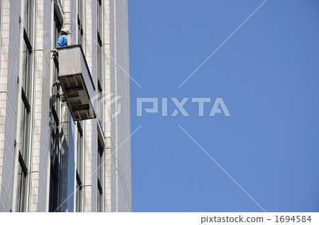 藍天和建築的纜車 1694584