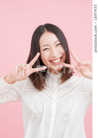 一個女人帶著微笑 1697435