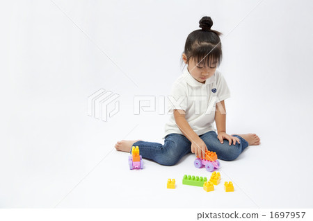 Girls playing with blocks 1697957