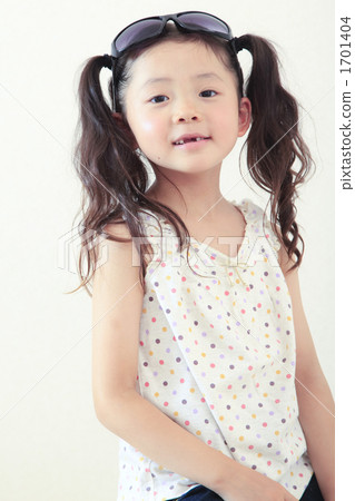 younger, female, females 1701404