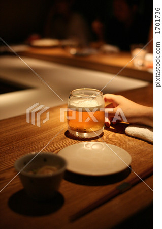 在櫃檯的啤酒 在櫃檯的啤酒 1701736