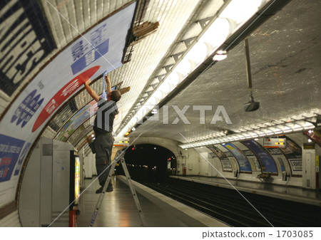 廣告粘貼了地鐵站的景觀 1703085