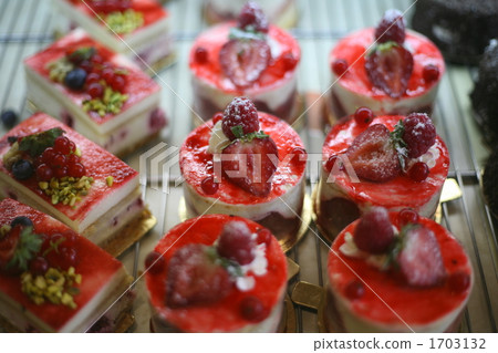 Strawberry Moose Cake 1703132