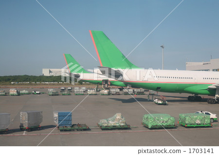 Airport plane 1703141