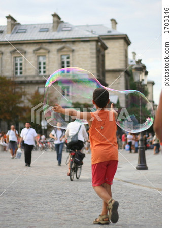 A boy who chases bubbles 1703146