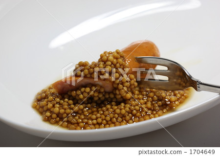 Sausages and mustard 1704649