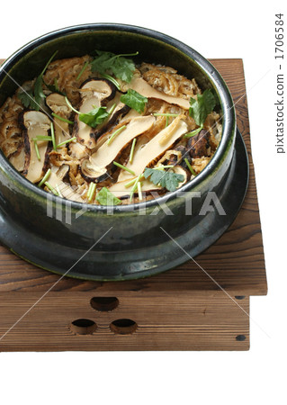 Matsutake mushroom rice 1706584