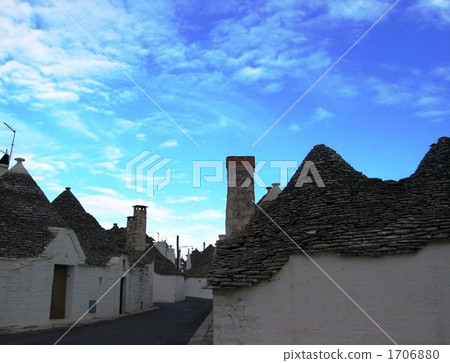 阿爾貝羅貝洛在藍藍的天空 1706880