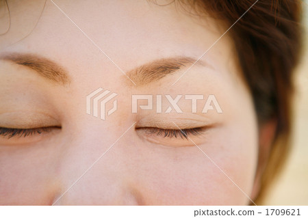 Face up of a woman with her eyes closed 1709621