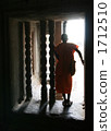站立在凸出的三面窗的修士 1712510