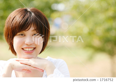 一個女人帶著微笑 1716752