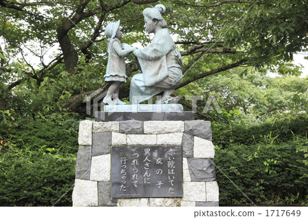 母親紅色鞋子的兒童圖像 母親紅色鞋子的兒童圖像 1717649