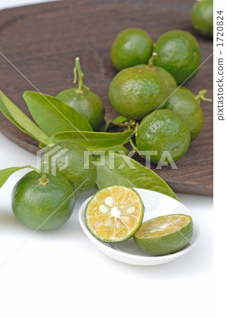 Shikuwasa (shikuwasa) cut in half and fruit with multiple leaves 1720824