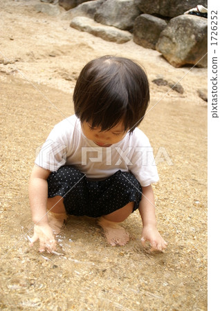 在水中玩耍 1726252