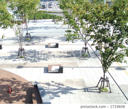 Square on a sunny day seen from above 1729606