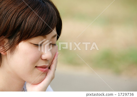 A woman who closes her eyes with a cheekbed A woman who closes her eyes with a cheekbed 1729736