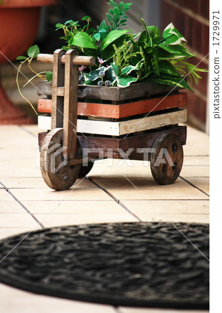 Potted pots and manholes 1729971